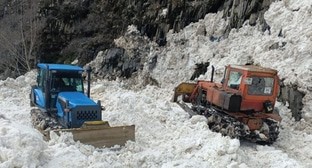 Расчистка дороги в Тляратинском районе. Фото из телеграм-канала ГКУ "Дагестанавтодор" https://t.me/dagavtodor/6586
