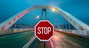 Закрыто движение по мосту. Иллюстрация создана "Кавказским узлом" с помощью ИИ в программе Photoshop