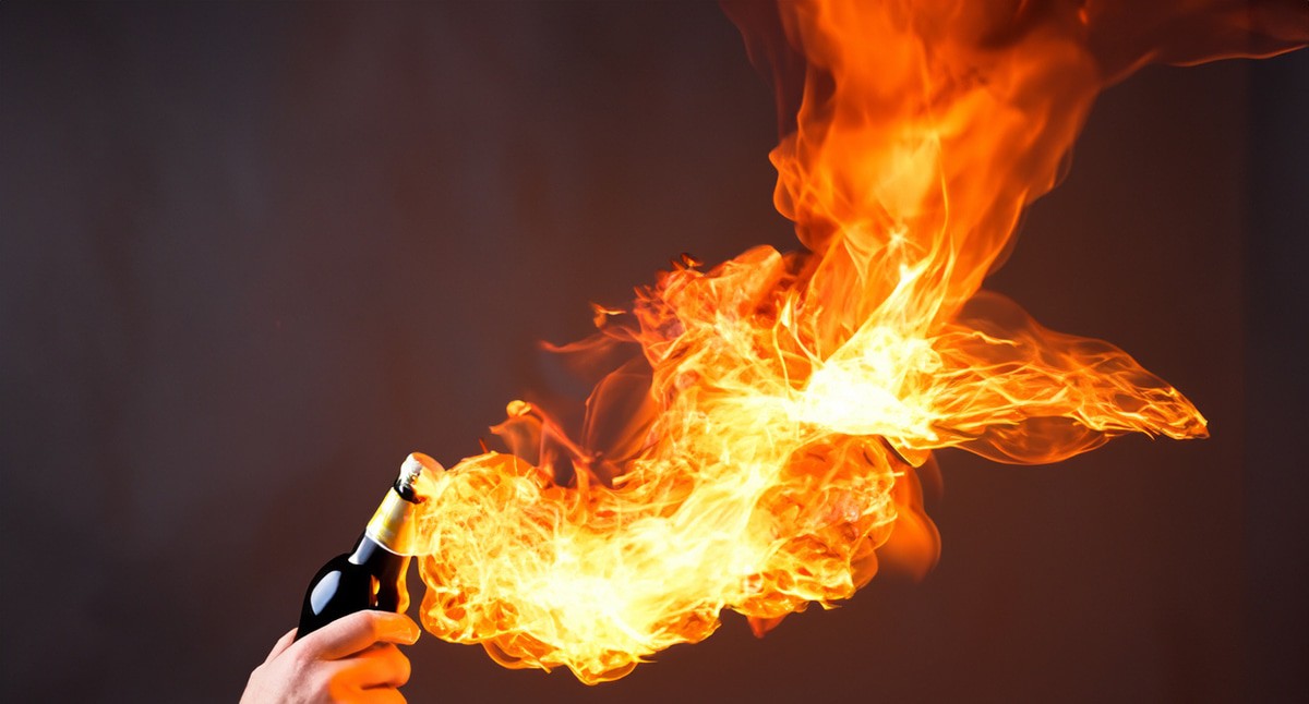 Бутылка с зажигательной смесью. Иллюстрация создана "Кавказским узлом" с помощью ИИ в программе Photoshop