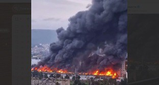 Пожар на рынке в Тбилиси. Кадр из видео в телеграм-канале РИА "Новости" https://t.me/rian_ru/291637