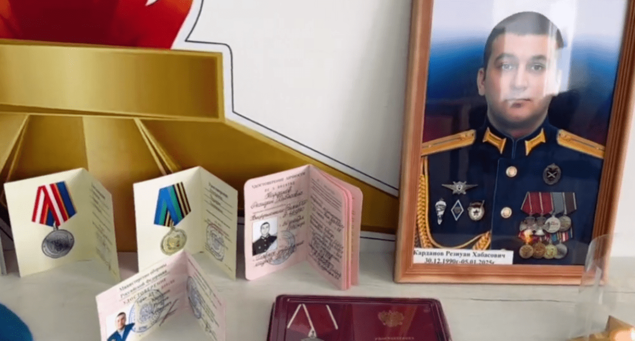 Награды и портрет Резиуана Карданова. Стоп-кадр видео администрации Баксанского района от 30.04.25, https://t.me/baksraion/8822.