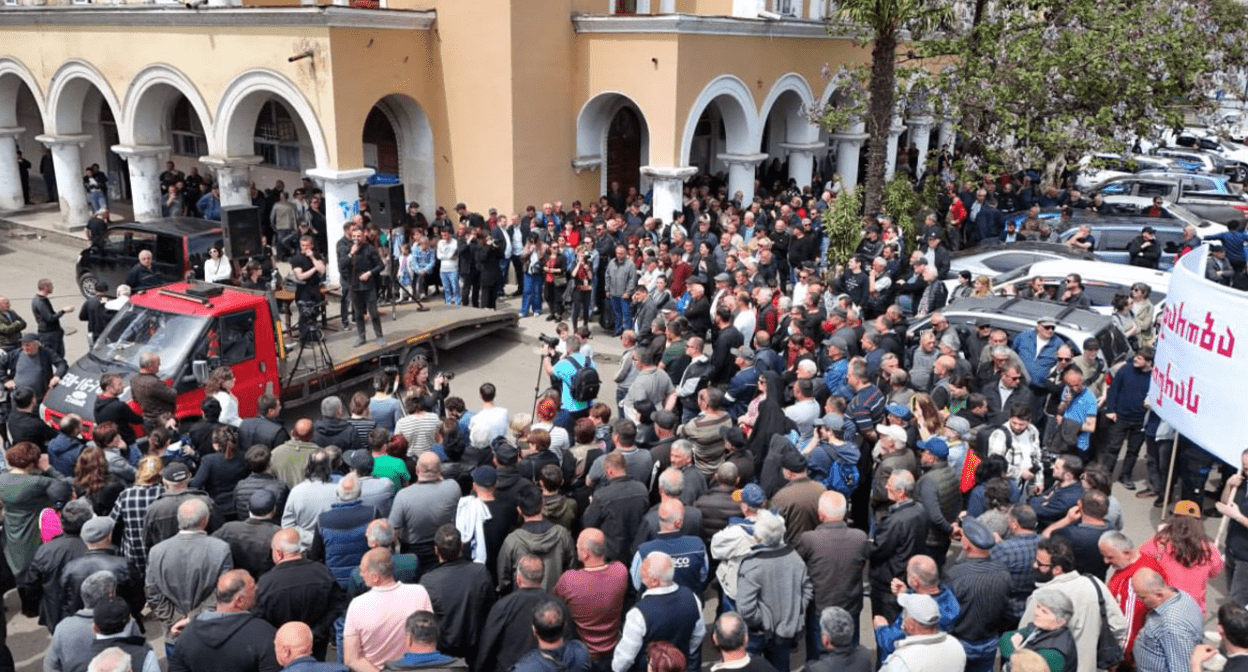 Митинг в Чиатуре. Скриншот фото "Мауцкебели" от 01.05.25, https://www.facebook.com/photo/?fbid=1299689375489846&set=pcb.1299689852156465 (деятельность компании Meta, владеющей Facebook, запрещена в России).