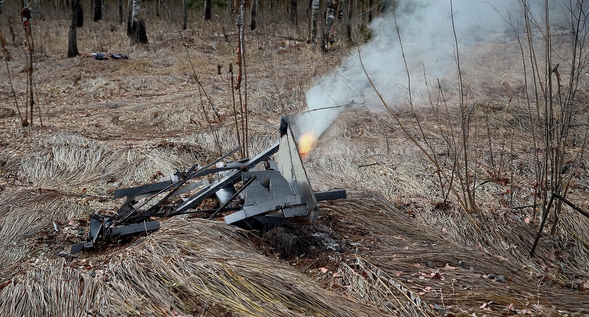 Обломки БПЛА. Иллюстрация создана "Кавказским узлом" с помощью ИИ в программе Photoshop