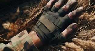 Рука военного. Иллюстрация создана "Кавказским узлом" с помощью ИИ в программе Copilot