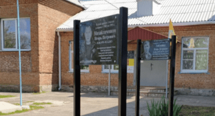 Мемориальные доски двум бойцам. Скриншот фото из Telegram-канала администрации Яшалтинского района от 30.04.25, https://t.me/yashalta_rmo/13956.