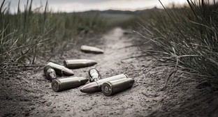 Патроны на земле. Иллюстрация создана "Кавказским узлом" с помощью ИИ в программе Photoshop