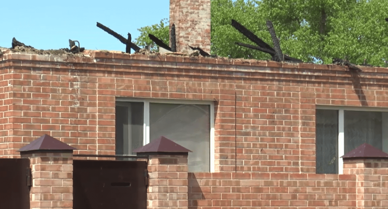 Один из пострадавших при атаке БПЛА домов. Стоп-кадр видео из Telegram-канала Оксаны Косенко от 03.05.25, https://t.me/kosenko_ok/3393.