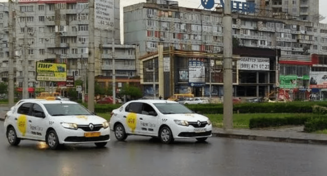 Такси в Махачкале. Скриншот фото "Дагправда" https://dagpravda.ru/novosti/zelenoglazoe-yandeks-taksi-teper-i-v-dagestane/