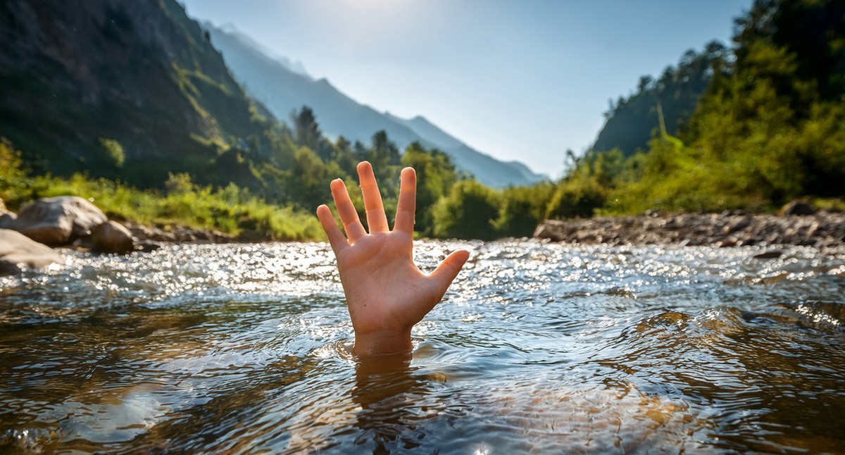Детская рука в реке. Иллюстрация создана "Кавказским узлом" с помощью ИИ в программе Photoshop