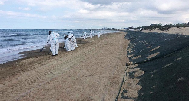 Уборка песка с мазутом с пляжа в Анапе. Фото: t.me/opershtab23