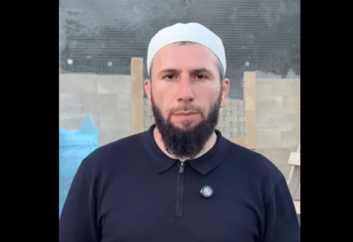 Автор видеообращения о причинах сноса мечети. Скриншот фото из Telegram-канала "Штаб Дагестана", https://t.me/shtab_dagestana_kanal/32372