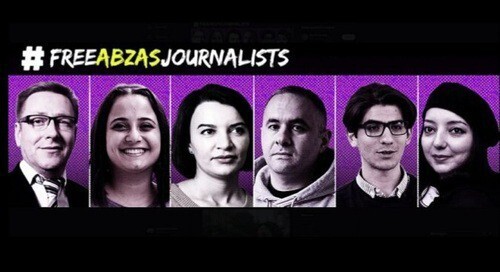 Баннер кампании #FreeAbzasJournalists, организованной Европейская федерация журналистов (EFJ) Фото https://europeanjournalists.org/blog/2024/08/19/azerbaidjan-23-journalists-in-jail-ahead-of-cop29/

