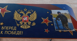 Именная парта в память о Максиме Новгородцеве. Скриншот фото из Telegram-канала Михаила Миненкова от 22.05.25, https://t.me/maMinenkov/35821?single.