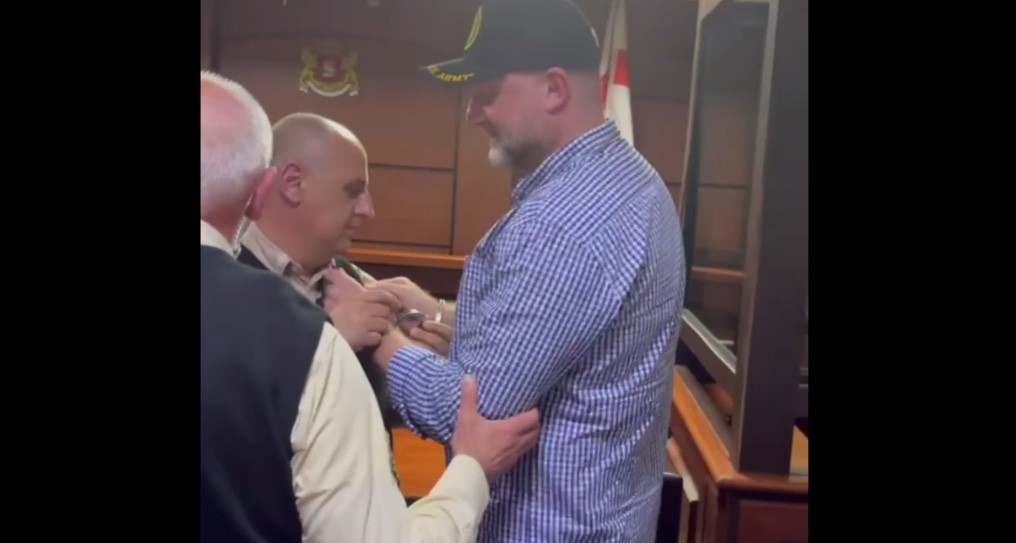 На Зураба Джапаридзе надевают наручники в зале суда. Тбилиси, 22 мая 2025 года. Кадр видео JAMnews https://t.me/jamnewsru/23899