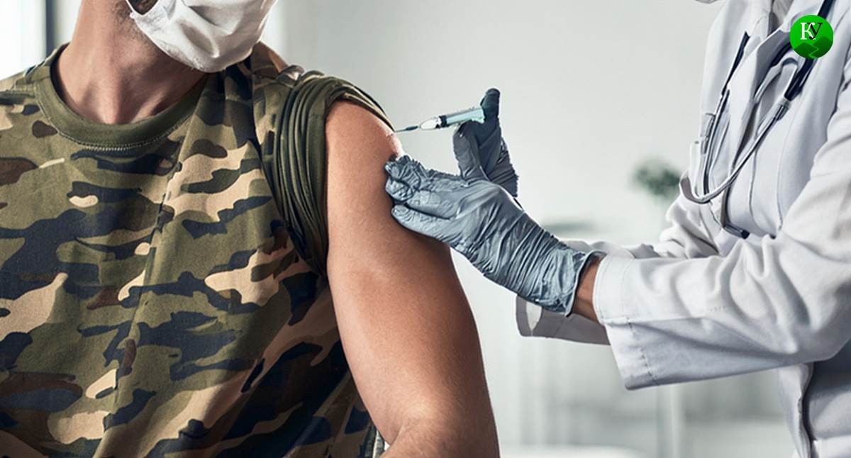 Врач делает укол призывнику. Иллюстрация создана «Кавказским узлом» с помощью ИИ в программе Photoshop