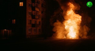 Взрыв у жилого дома. Иллюстрация создана "Кавказским узлом" с помощью ИИ в программе Copilot