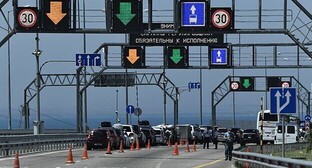 Машины на Крымском мосту. Фото: https://anapa.media/