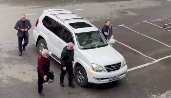 Арест Адгура Харазии. Скриншот с видео телеграм-канала "D News Абхазия" https://t.me/DNAbkhazia/10162