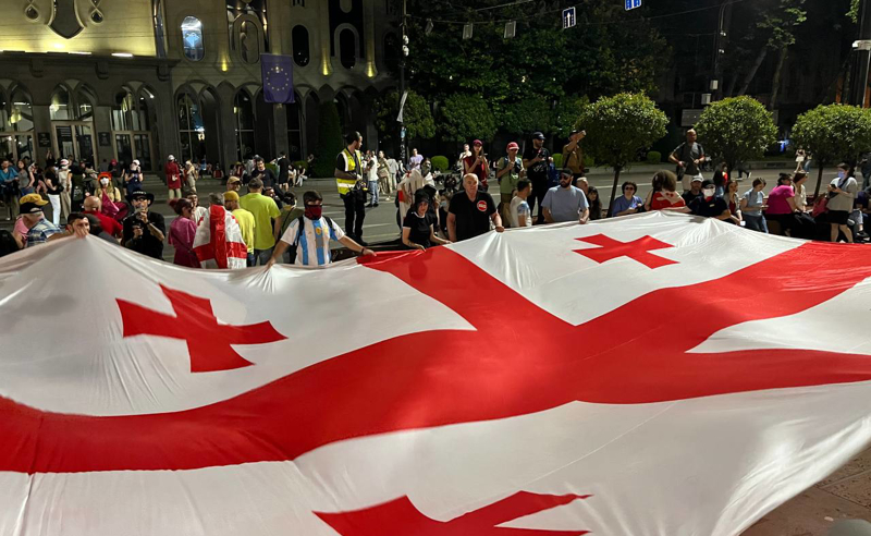 Огромный флаг Грузии в руках протестующих на проспекте Руставели. Кадр телекомпании Pirveli.