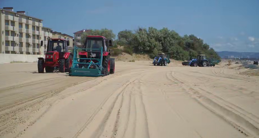 Спецтехника проводит очистку пляжей Анапы. Стоп-кадр видео оперштаба Краснодарского края от 27.05.25, https://t.me/opershtab23/13659