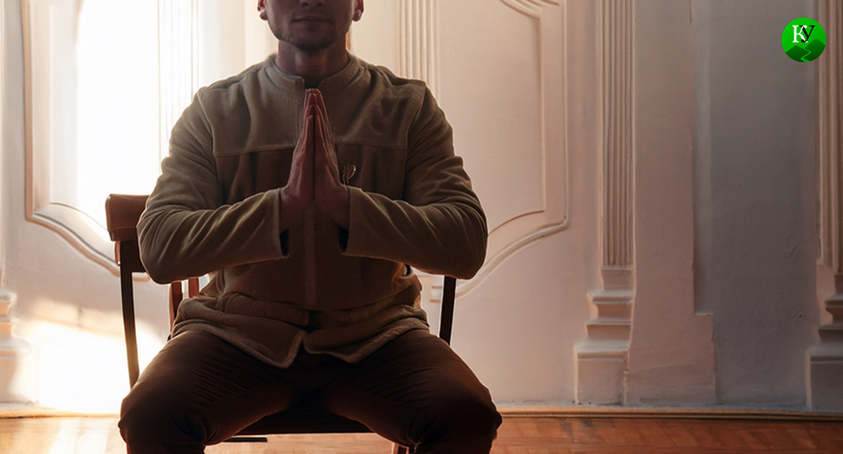 Мужчина молится. Иллюстрация создана «Кавказским узлом» с помощью ИИ в программе Photoshop