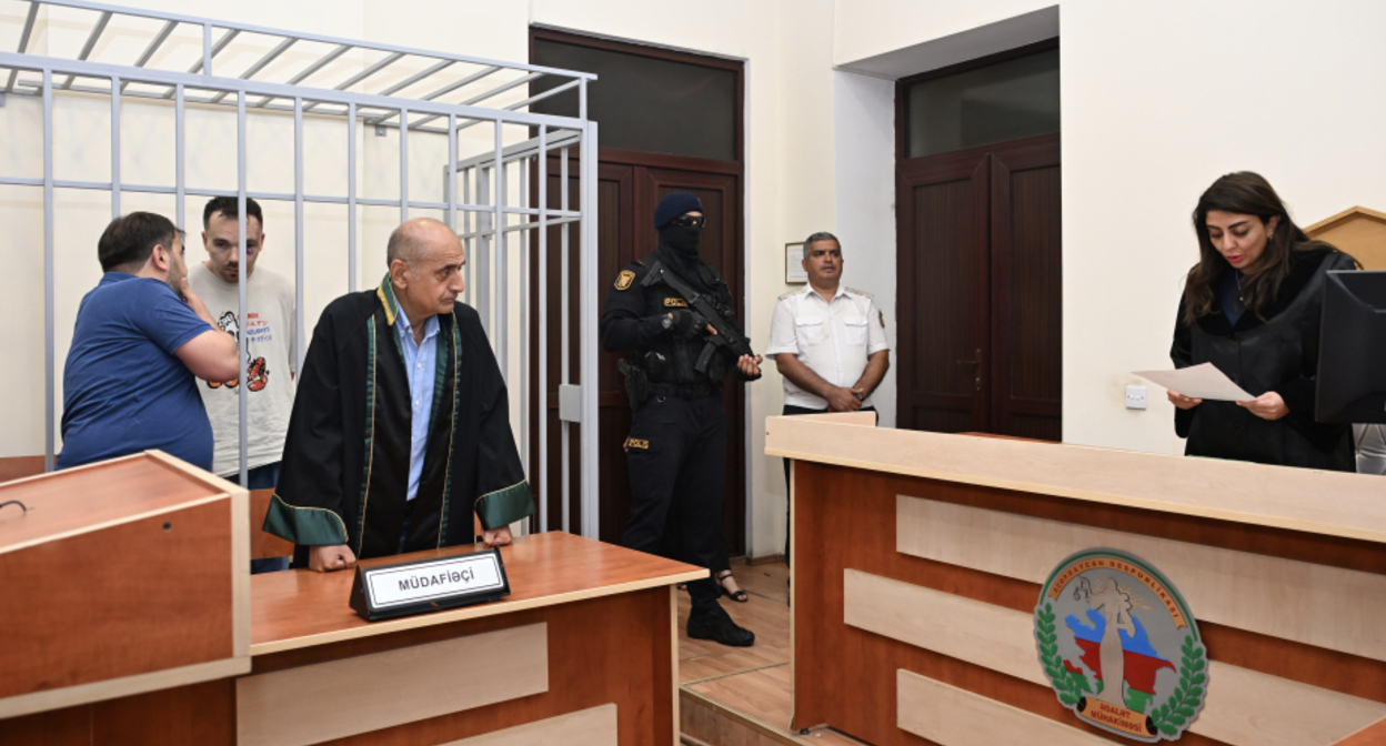 Дмитрий Безуглый (в клетке). Фото: "Азертадж".