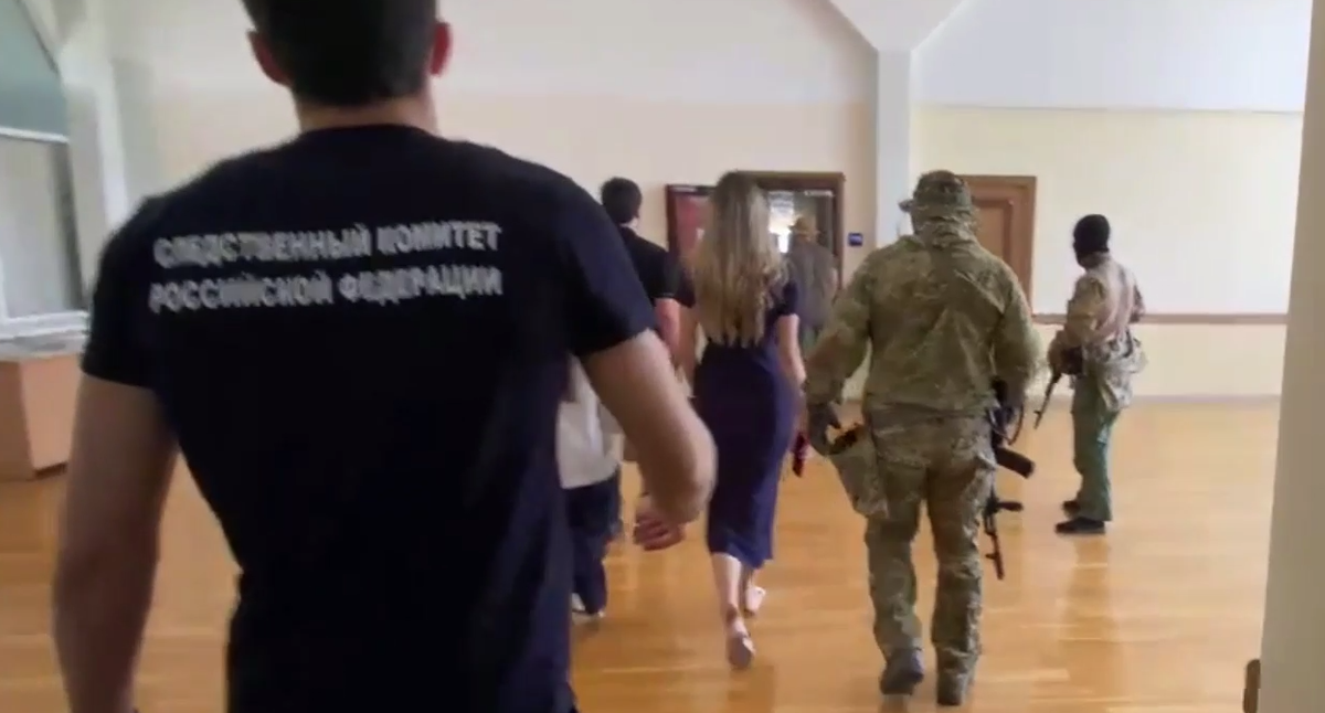 Обыски в администрации Махачкалы. Кадр оперативного видео Следкома Дагестана. 