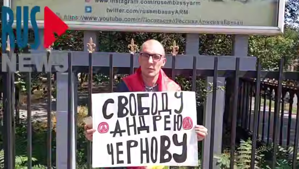 Александр Шерченков на пикете. Стоп-кадр видео RusNews от 12.07.25,  https://t.me/rusnews/72617.