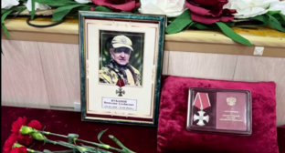 Фотография и орден Вячеслава Кубанова. Стоп-кадр видео из Telegram-канала администрации Ногайского муниципального района от 11.07.25, https://t.me/nogayski_rayon/12159.