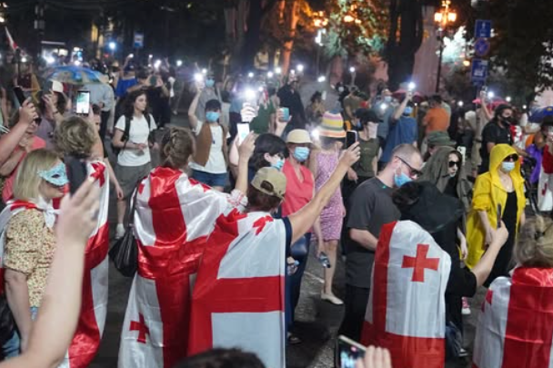 Акция протеста у парламента Грузии. Фото Publika от 16.07.25, https://www.facebook.com/photo?fbid=1498089134923965&set=a.715406393192247, (деятельность компании Meta, владеющей соцсетью, запрещена в России)