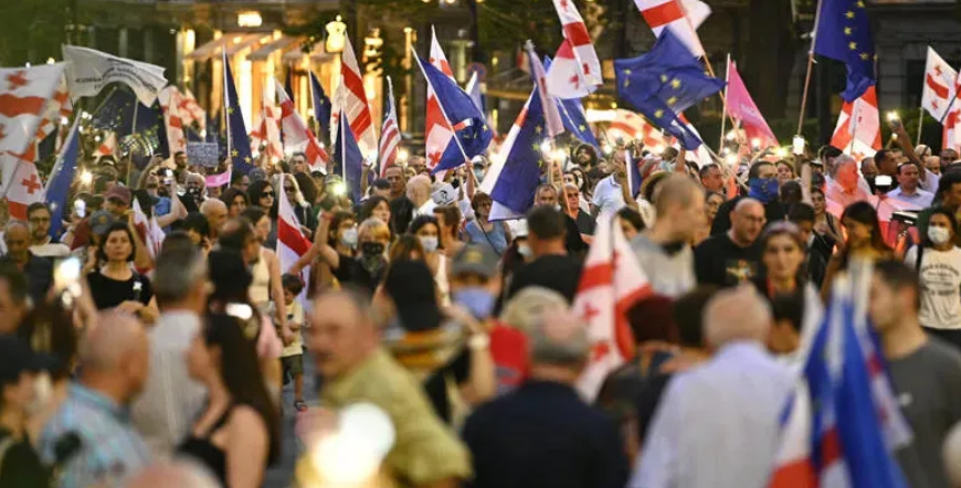 Участники шествия призвали к бойкоту местных выборов. Скриншот фото "Интерпрессньюс" от 19.07.25, https://www.interpressnews.ge/ru/article/169765-protestnoe-shestvie-net-rossiiskim-vyboram-prishlo-k-parlamentu-prospekt-rustaveli-perekryt