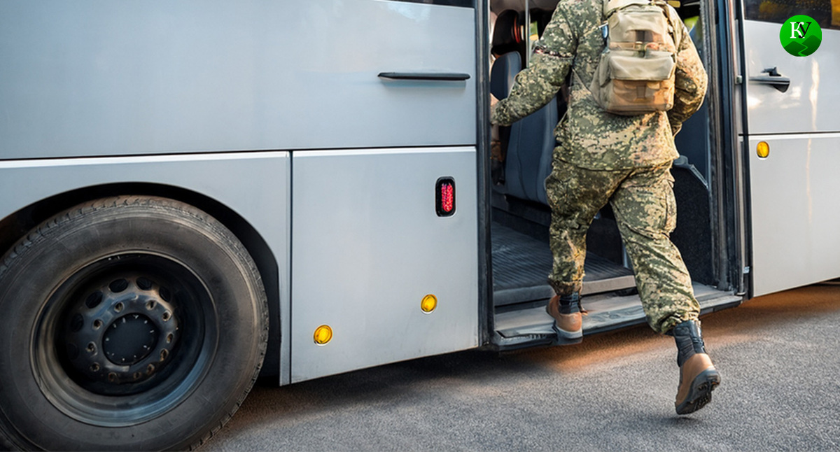 Военный заходит в автобус. Иллюстрация создана «Кавказским узлом» с помощью ИИ в программе Copilot