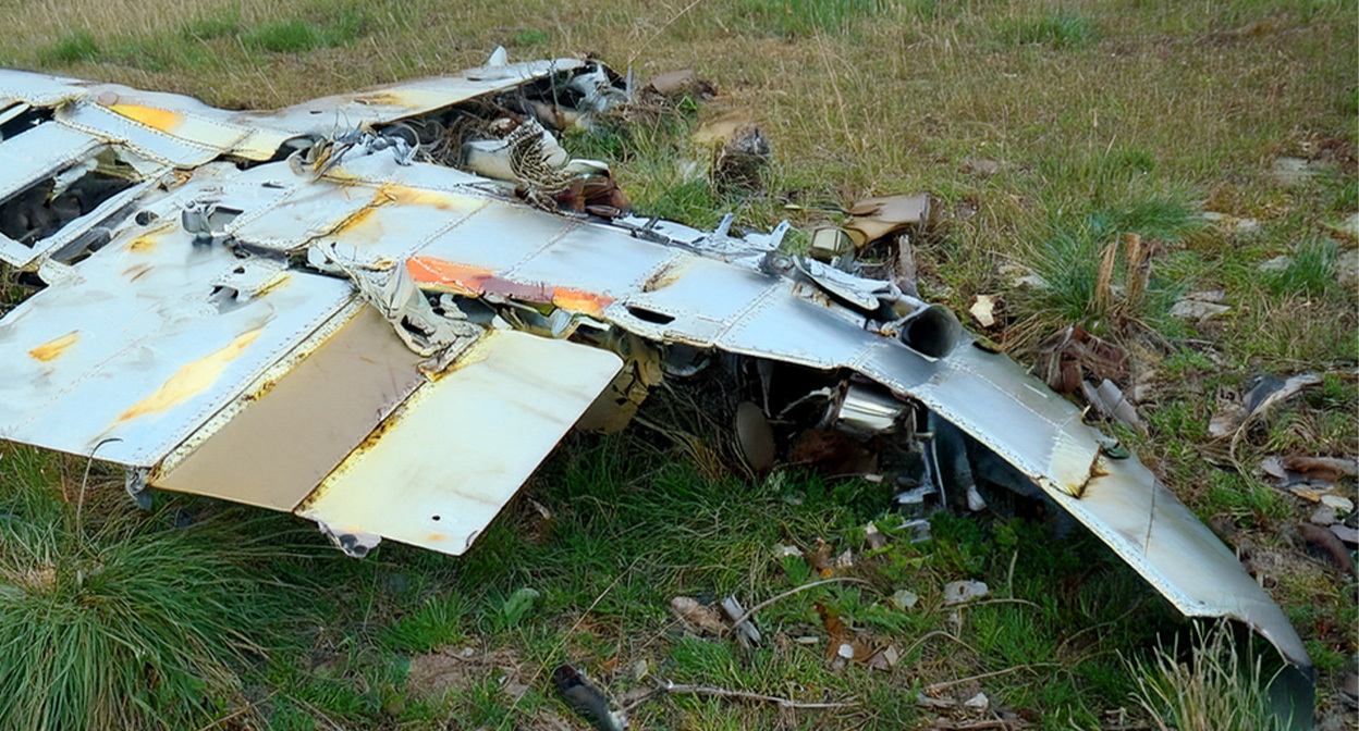 Обломки БПЛА. Иллюстрация создана «Кавказским узлом» с помощью ИИ в программе Photoshop