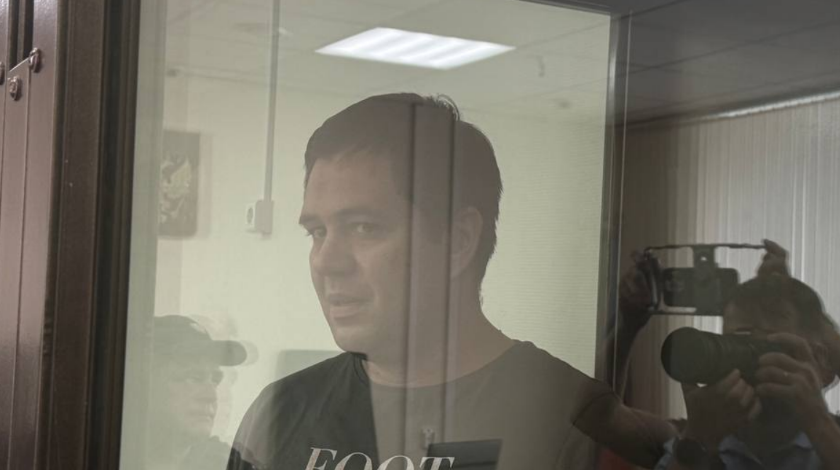 Глеб Трифонов в суде. Скриншот фото "База" от 23.07.25, https://t.me/bazabazon/39438