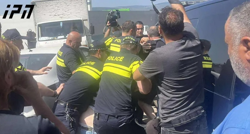 Задержание людей на месте выселения жильцов дома по улице Твалчрелидзе. Тбилиси, 24 июля 2025 года. Фото: "Интерпрессньюс" https://www.interpressnews.ge/ru/article/169846-na-ulitse-tvalchrelidze-gde-idet-protsess-vyseleniia-zaderzhano-neskolko-lits