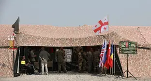 Военнослужащие грузинской армии проводят инструктаж для военнослужащих США и стран-партнеров на учебном полигоне Крцаниси, 28 июля 2025 года. Фото: сержант Кэмерон Бойд, пресс-служба Национальной гвардия армии США. 
