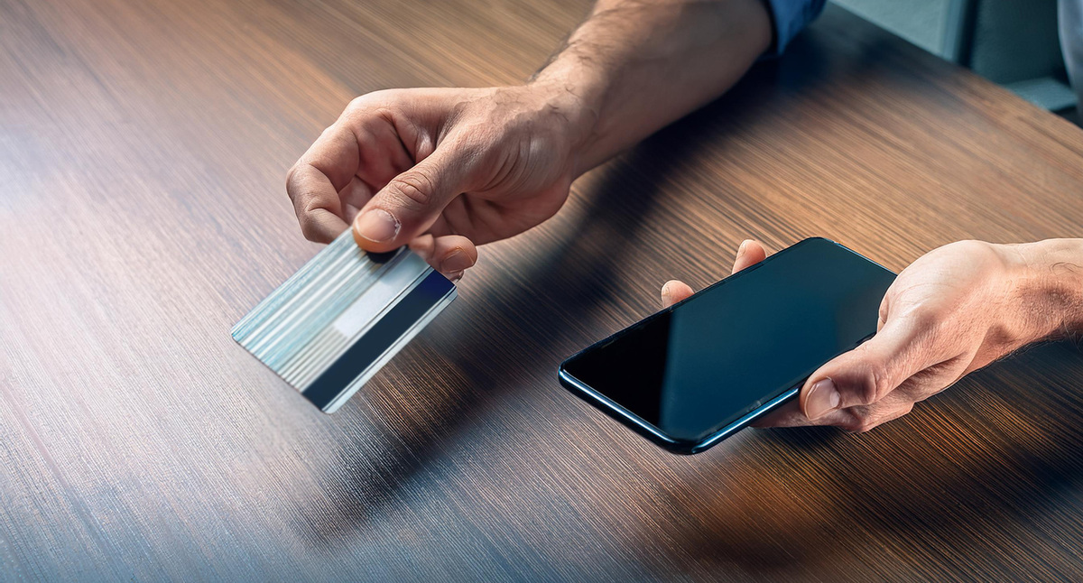 Смартфон и банковская карта. Иллюстрация создана «Кавказским узлом» с помощью ИИ в программе Copilot