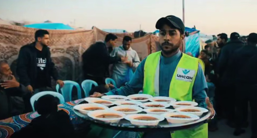 Раздача горячей еды в Секторе Газа. Стоп-кадр видео из Telegram-канала фонда "Инсан", https://t.me/fondinsan/3081.