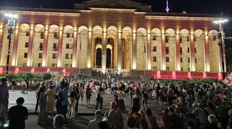 Акция протеста у парламента Грузии. Скриншот фото "Интерпрессньюс" от 06.08.25, https://www.interpressnews.ge/ka/article/845698-parlamenttan-akcia-mimdinareobs-rustavelis-gamzirze-shekrebilebs-lozungit-tavisupleba-mzias-tavisupleba-politpatimrebs-msvlelobis-monacileebic-sheuertdnen