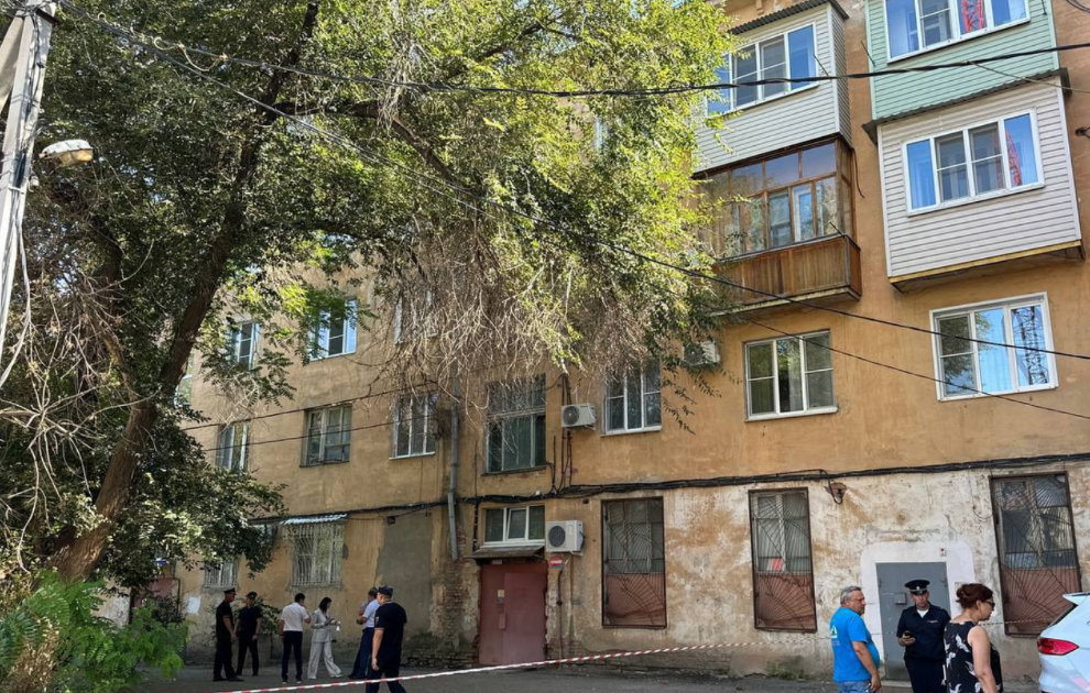 Дом на улице Татищева, 10. Скриншот фото из Telegram-канала пресс-службы губернатора Астраханской области от 07.08.25, https://t.me/governorspressoffice/24955