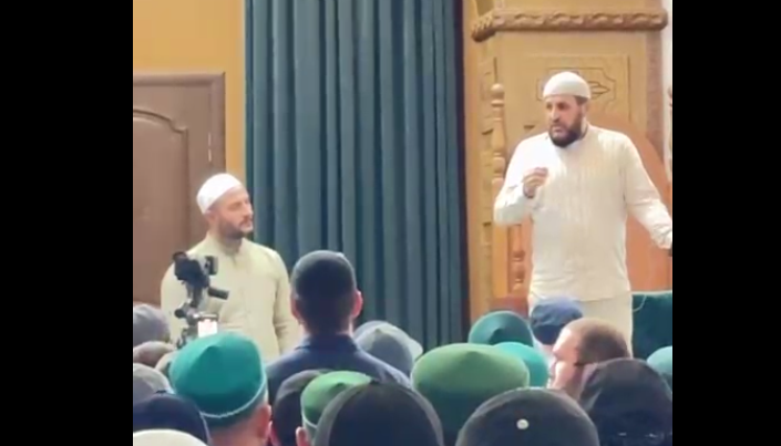 Мухаммад Урминский (слева) и Мухаммадрасул Саадуев в мечети Буйнакска. Стоп-кадр видео "Черновик 2.0" от 08.08.25, https://t.me/chernovik/88020