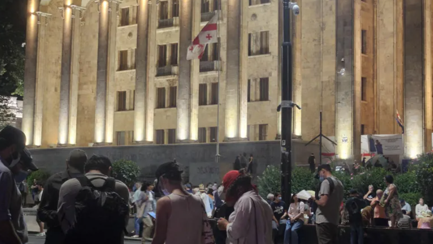 Обстановка у парламента Грузии. Скриншот фото "Интерпрессньюс" от 13.08.25, https://www.interpressnews.ge/ka/article/846218-rustavelis-gamzirze-saprotesto-akcia-gaimarta.