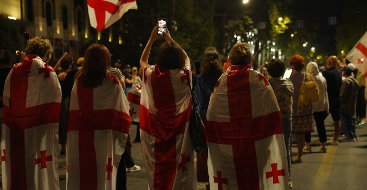 Участники акции протеста в Тбилиси. Скриншот фото Publika от 16.08.25, https://www.facebook.com/photo?fbid=1524899435576268&set=pcb.1524900708909474 (деятельность компании Meta, владеюшей соцсетью, запрещена в России).