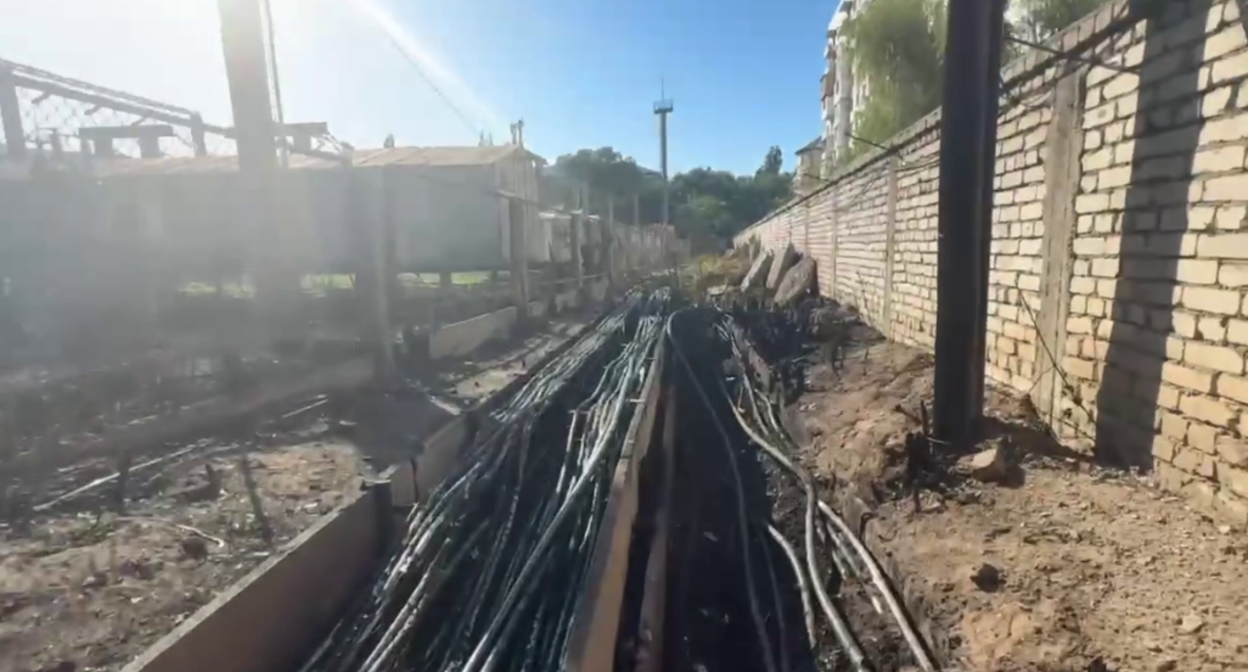 Сгоревшие провода на подстанции "Новая". Стоп-кадр видео ЕКЦ "Дагэнерго" от 23.08.25, https://t.me/EKCDAGENERGO/789.