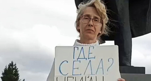 Елена Тардасова-Юн в одиночном пикете. 25 августа 2025 г. Скриншот видео https://x.com/Sota_Vision/status/1959960321587659013