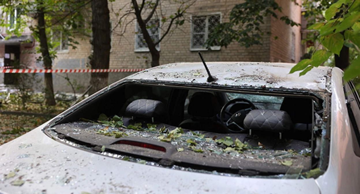 Пострадавшая машина после атаки БПЛА в Ростовской области. Фото: donland.ru