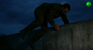 Военный покидает часть. Иллюстрация создана «Кавказским узлом» с помощью ИИ в программе Copilot