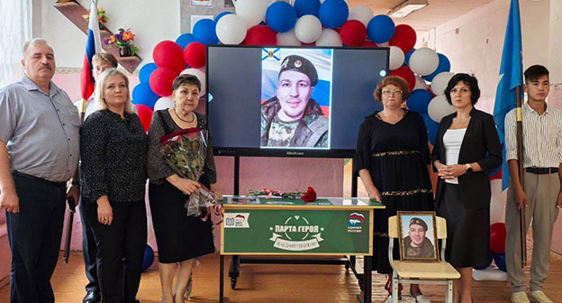 Открытие парты героя, посвященной Рустаму Якубову. 3 сентября 2025 г. Фото: https://t.me/ahtubaadm/7877