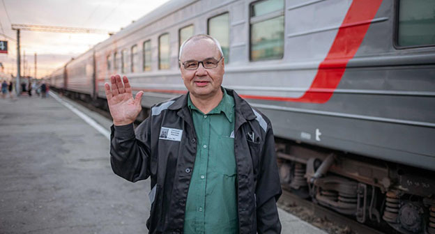 Владимир Скачидуб на вокзале в Тихорецке после освобождения из колонии. Фото из Телеграм-канала "ОВД-Инфо" (организация включена в реестр иностранных агентов) https://t.me/ovdinfolive/39275