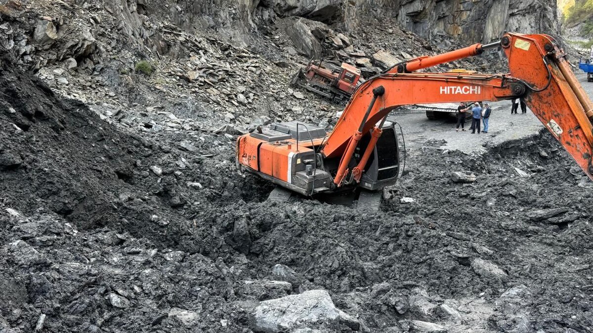 Расчистка участка дороги в Цумадинском районе. 9 сентября 2025 года. Фото: https://www.riadagestan.ru/